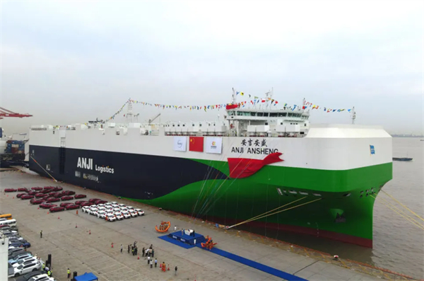 再刷紀(jì)錄！9500車位全球最大汽車運(yùn)輸船上海首航赴歐