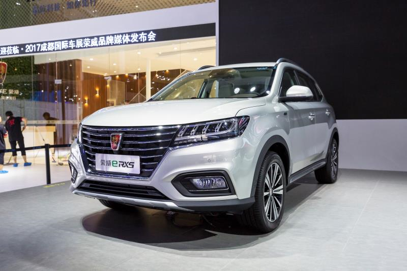 全新榮威950、榮威e950定義“高級轎車” 成都車展亮相售價(jià)16.88萬起 互聯(lián)網(wǎng)汽車上市一周年 系統(tǒng)升級帶來顛覆式進(jìn)化