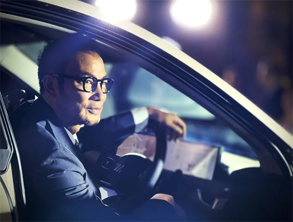 智己汽車重磅登陸香港市。6系雙車同步上市