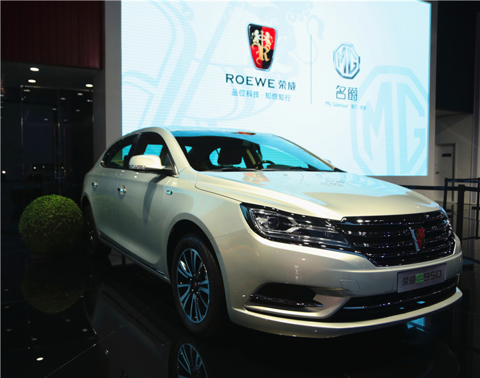 中國首款新能源中高級(jí)轎車亮相廣州車展 榮威E950 續(xù)航里程600KM 油耗1.7升